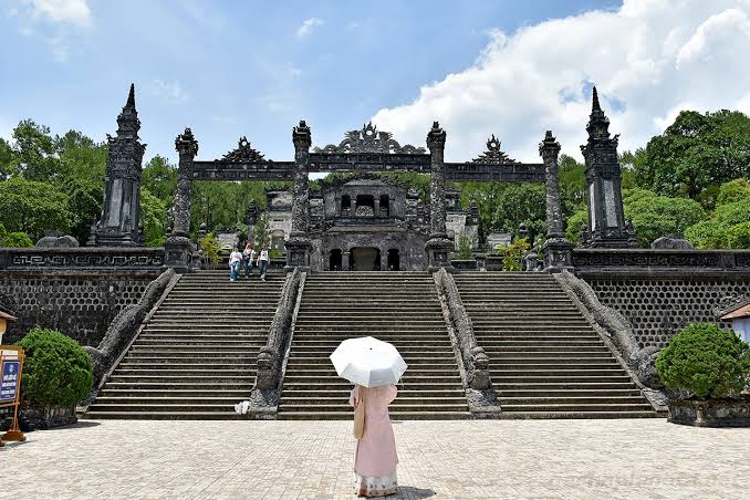 The Grand Staircase and Dragon Railings