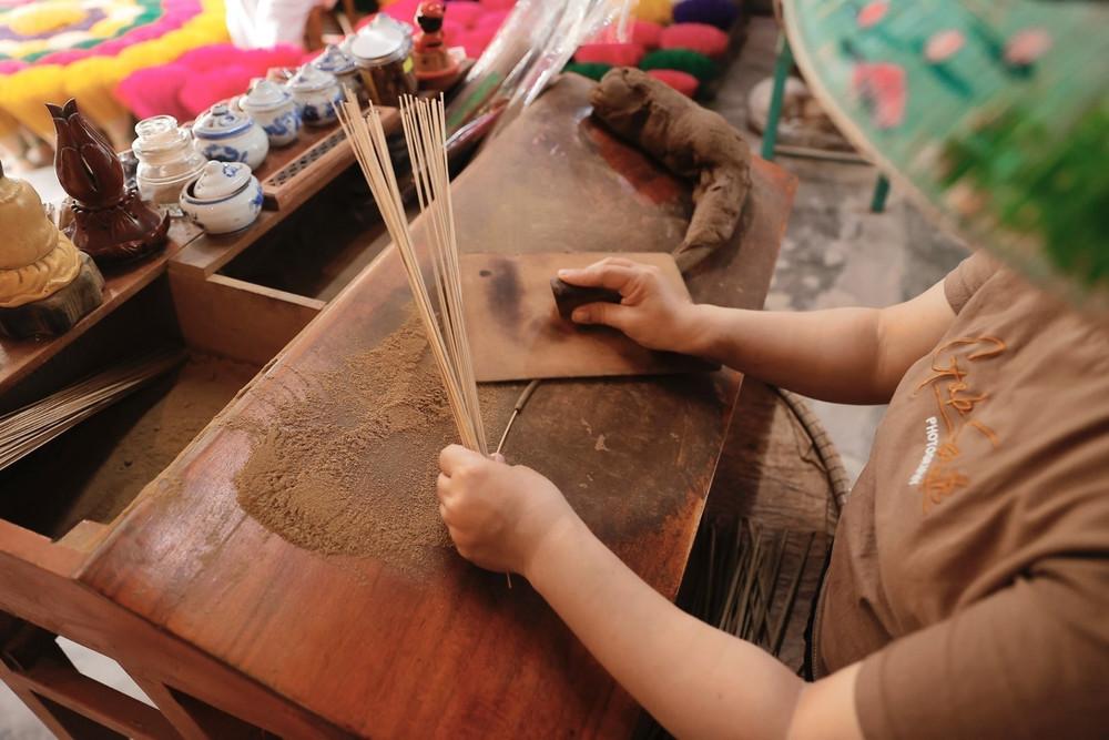 incense making village hue